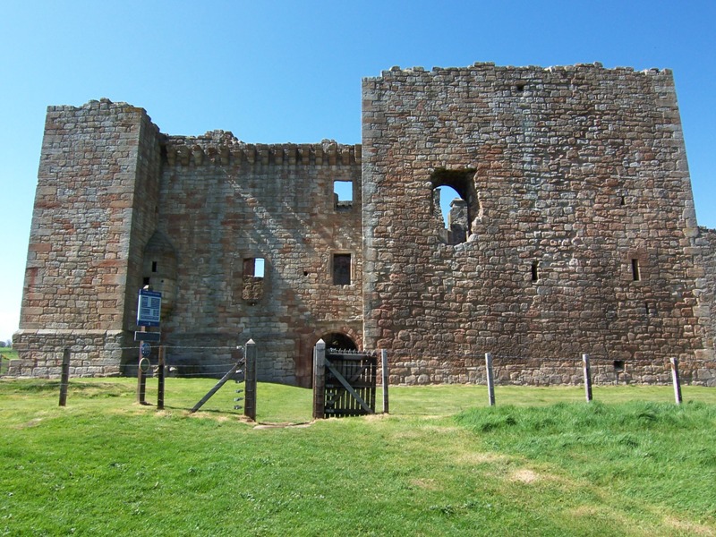 Crichtoncastleentrance