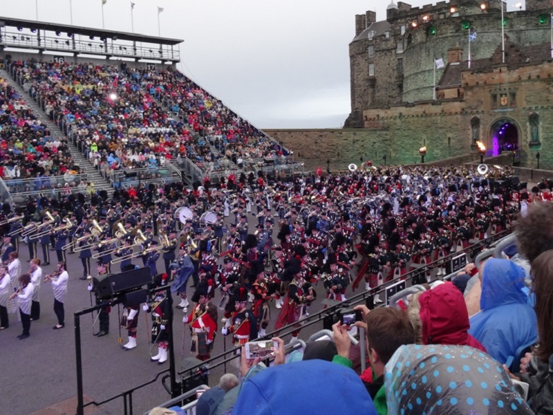 Scotland đã lâu không đón khách du lịch, nhưng chuyến tour đến Edinburgh Tattoo chắc chắn sẽ làm bạn quên hết những phiền muộn. Chương trình này đang được bảo mật thông tin cực kỳ kỹ lưỡng, giúp bạn có những trải nghiệm khó quên về văn hóa và nghệ thuật của đất nước xứ sở thistle.