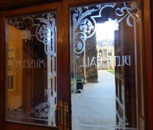 Elegant_glass_door_entrance_to_Hunterian_Museum