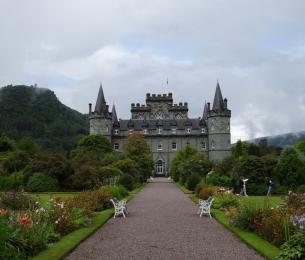 Inveraray_Castle__with_Dun_na_Cuaiche_behind