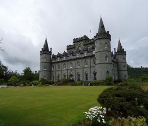 Inveraray_Castle_from_the_Gardens