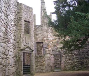 Craigmillarcourtyardwithyew