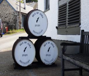 Isle_of_Jura_whisky_barrels