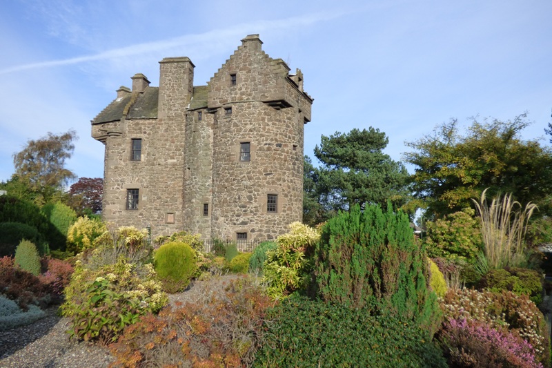 Claypotts Castle