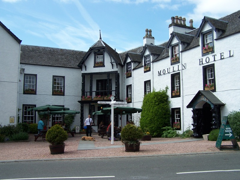 Front view of the Moulin Inn with the old pub on the right