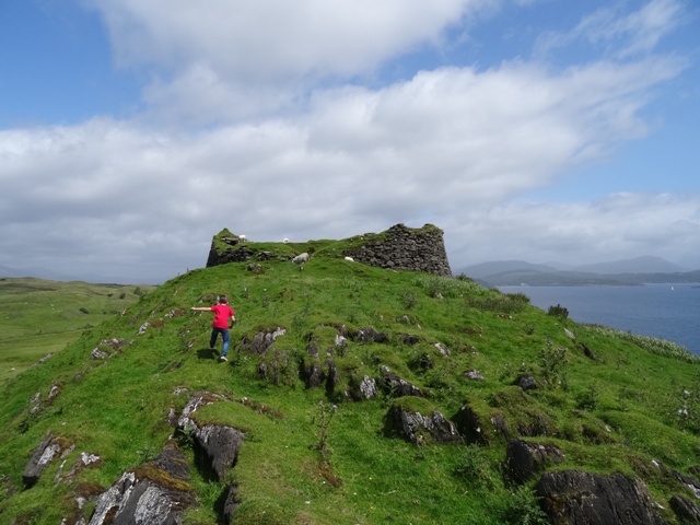 Walking up to Tirefour Broch